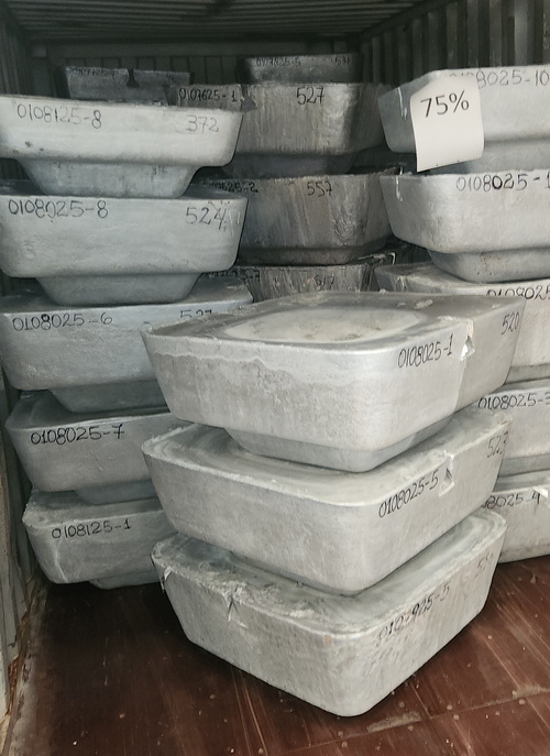 Lingotes de aluminio tipo pailas apilados en planta